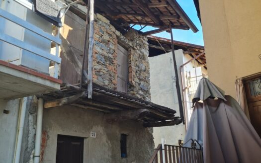 Appartamento con Fienile da Ristrutturare e Vista Lago, Massino Visconti