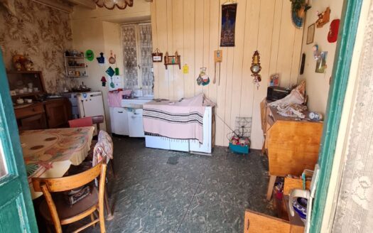 RUSTICO INDIPENDENTE DA RISTRUTTURARE CON FIENILE E GIARDINO
