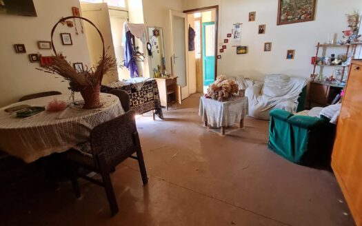 RUSTICO INDIPENDENTE DA RISTRUTTURARE CON FIENILE E GIARDINO