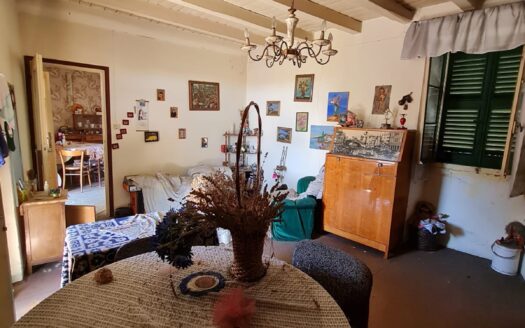 RUSTICO INDIPENDENTE DA RISTRUTTURARE CON FIENILE E GIARDINO